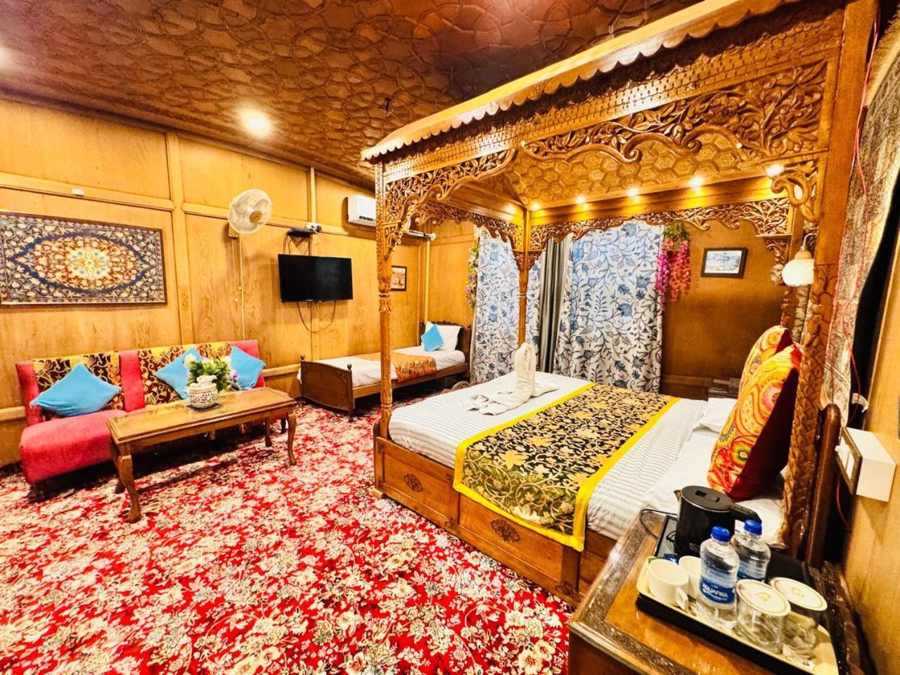 Crown Of India Group Of Houseboats Hotel Srīnagar Exterior foto