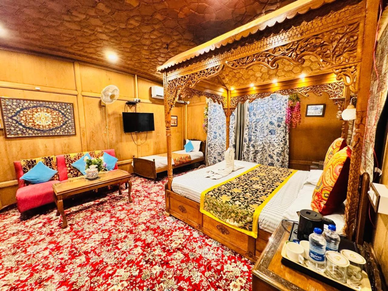 Crown Of India Group Of Houseboats Hotel Srīnagar Exterior foto