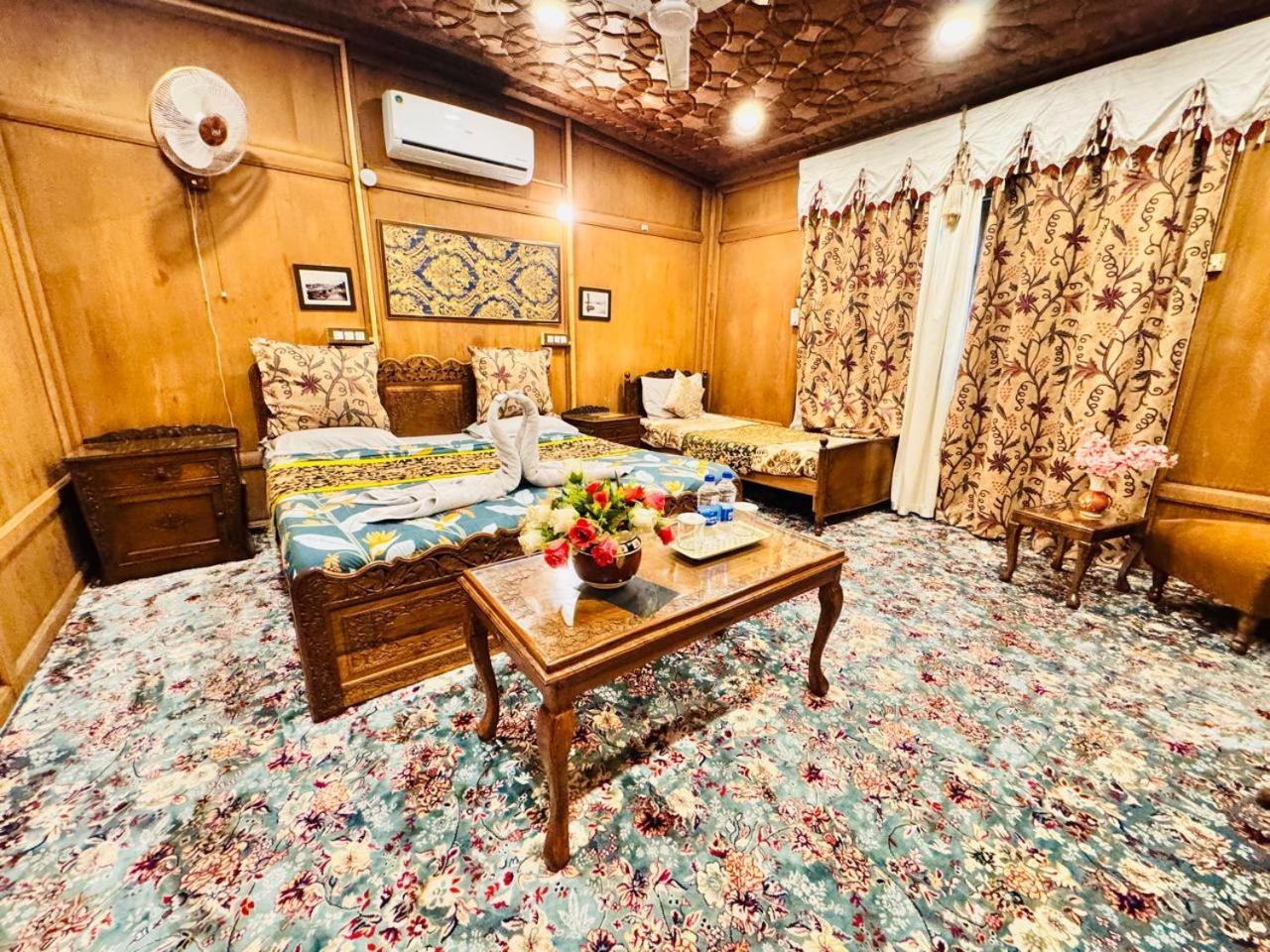 Crown Of India Group Of Houseboats Hotel Srīnagar Exterior foto
