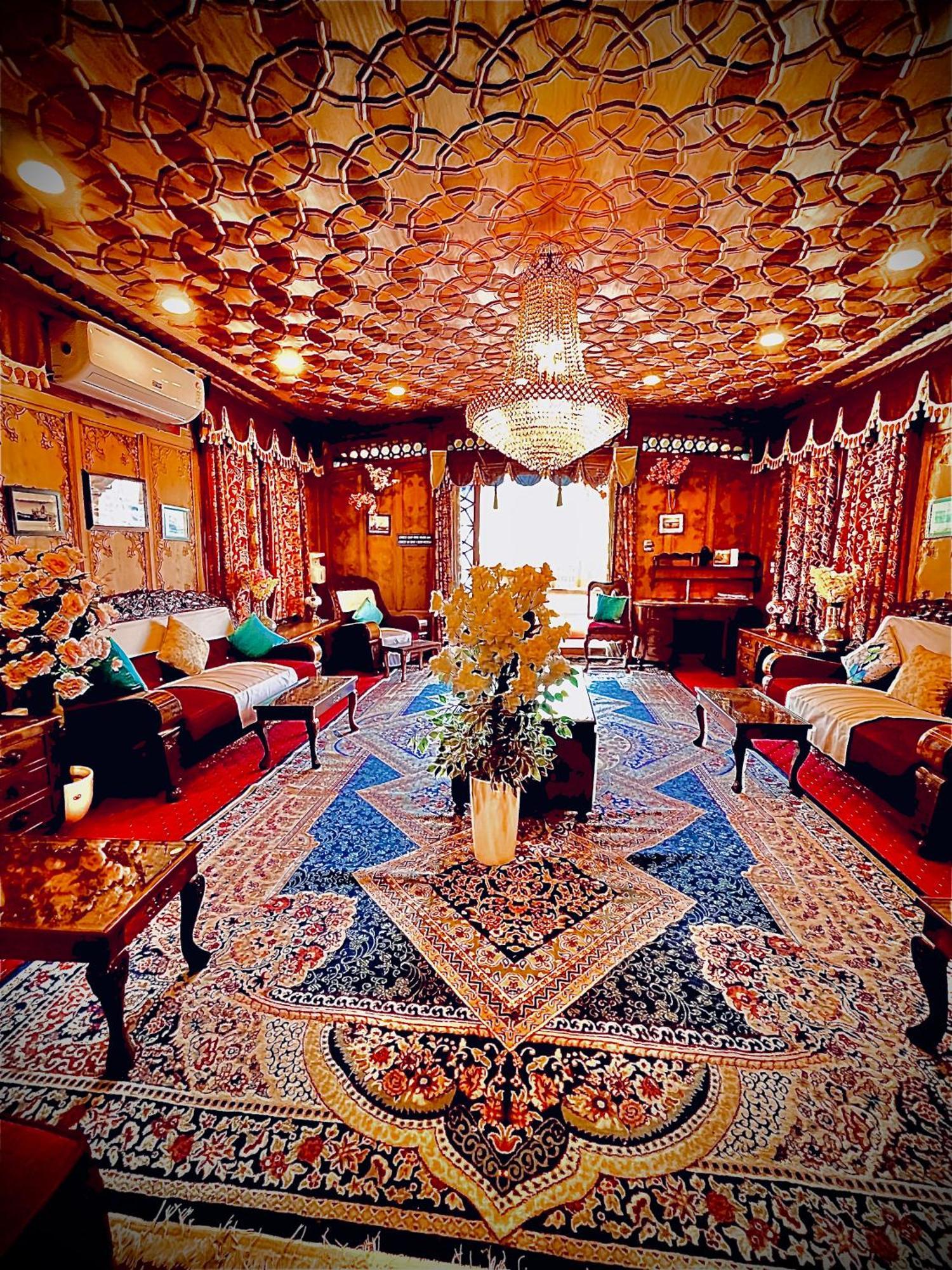 Crown Of India Group Of Houseboats Hotel Srīnagar Exterior foto
